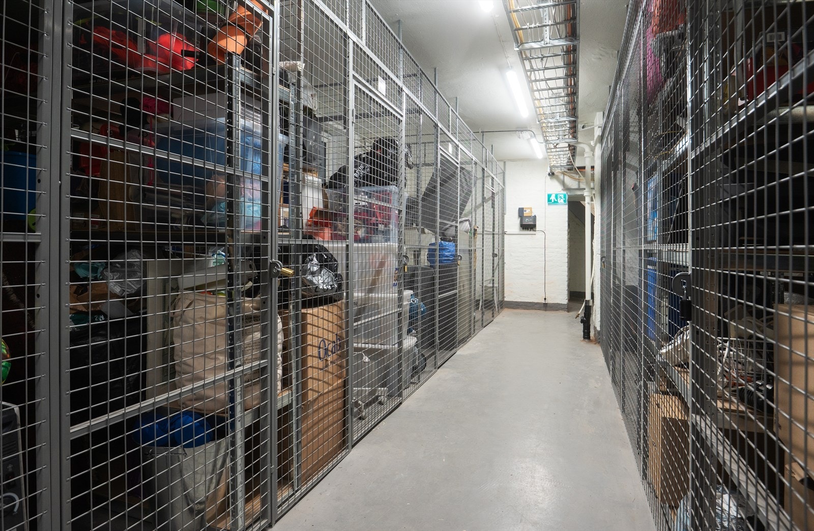 Leiligheten disponerer en kjellerbod på ca. 5 kvm og en bod i baktrapp på ca. 2 kvm. Kjelleren er rehabilitert. Galleribilde