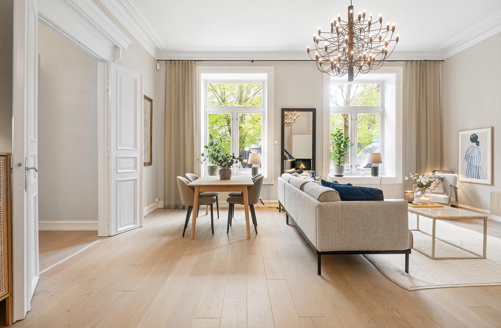 Her er det god plass til både sofagruppe og spisebord med tilhørende møblement. Galleribilde