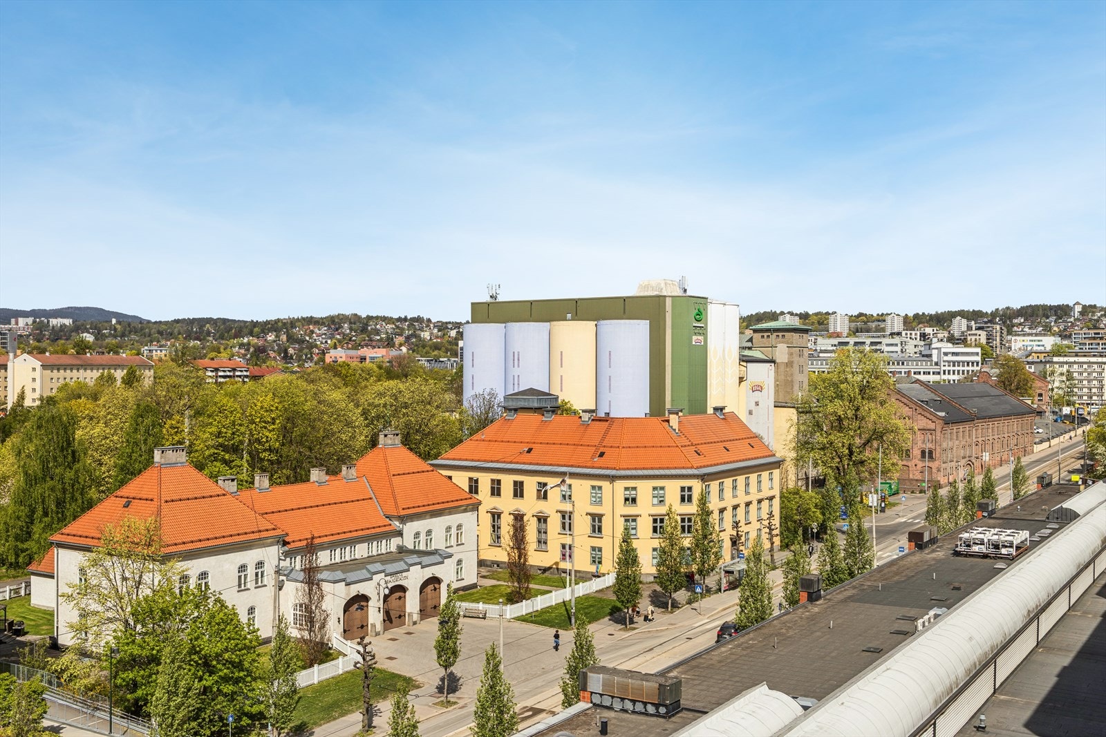 Flott oversiktsutsikt over Oslo med grøntområder og historiske bygninger. Galleribilde
