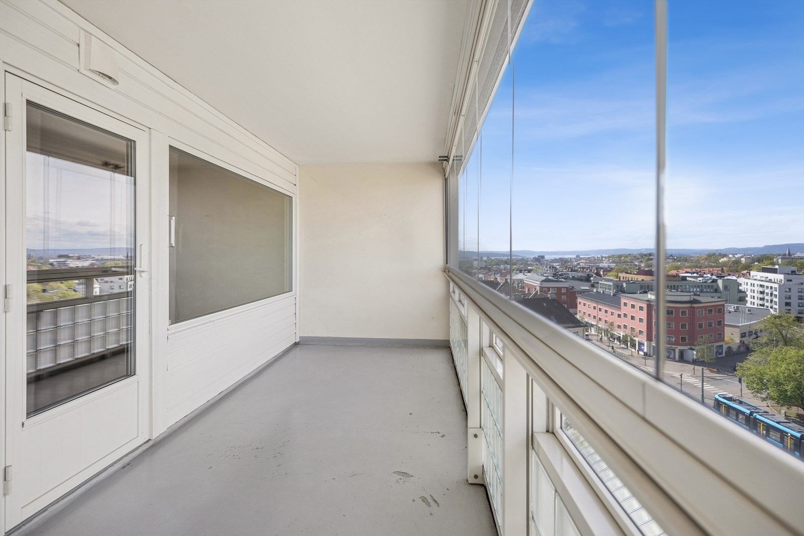 Unik balkong på ca. 11,8 kvm i 8. etasje med åpen utsikt. Her har du gode muligheter for å skape en flott uteplass. Galleribilde
