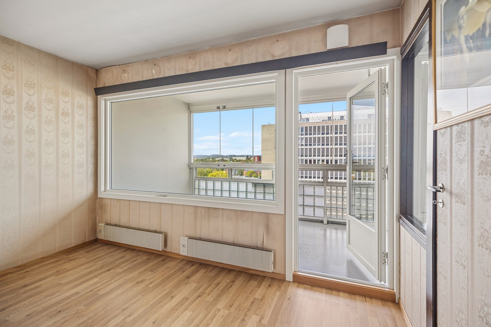 Stue/balkongdør - direkte utgang til innglasset balkong. Galleribilde