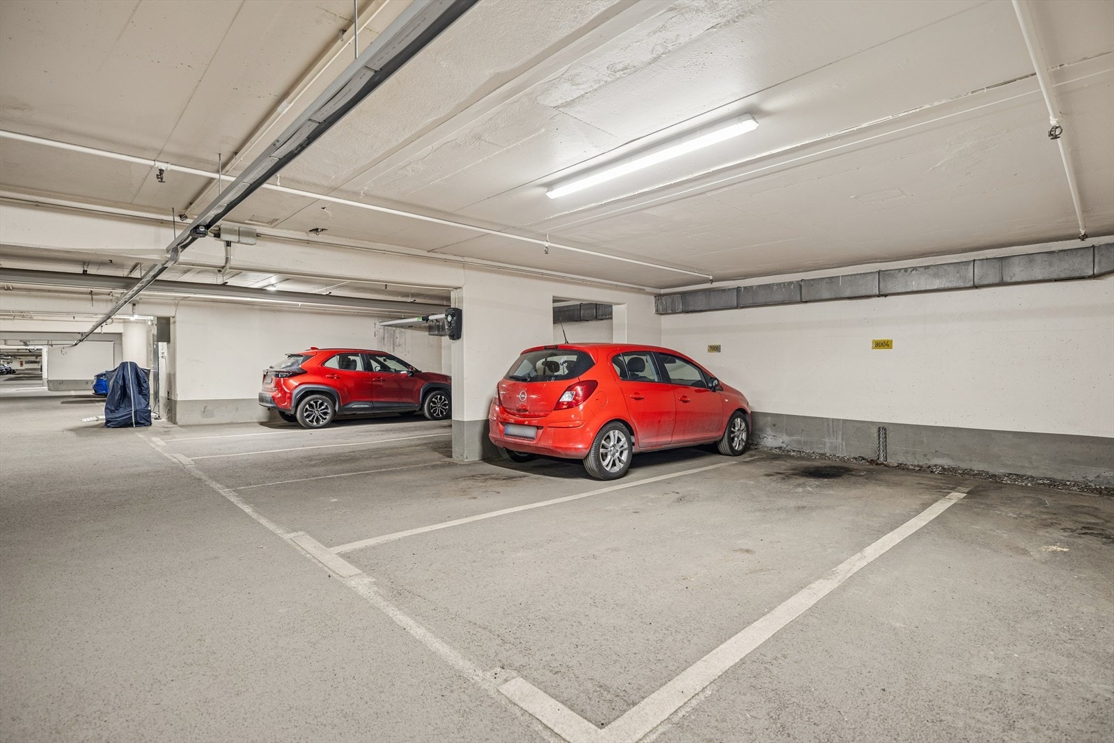 Leiligheten disponerer garasjeplass i felles parkeringsanlegg i kjeller. Galleribilde