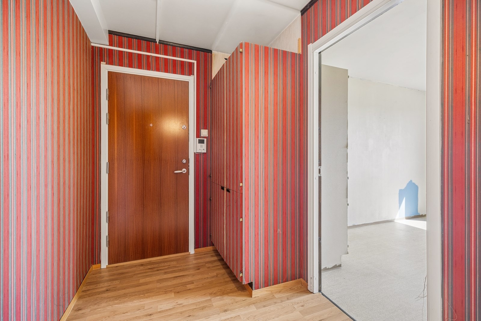 Entré med original trepanel og direkte adkomst til leiligheten. God plass til oppbevaring. Galleribilde