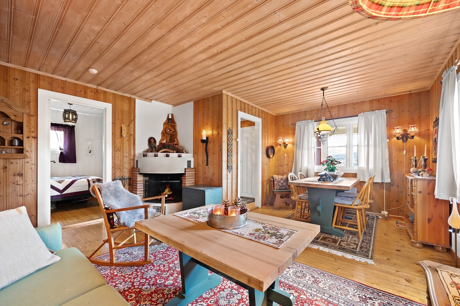 Fra stuen er det direkte adkomst til soverommet i hovedhytta. Galleribilde
