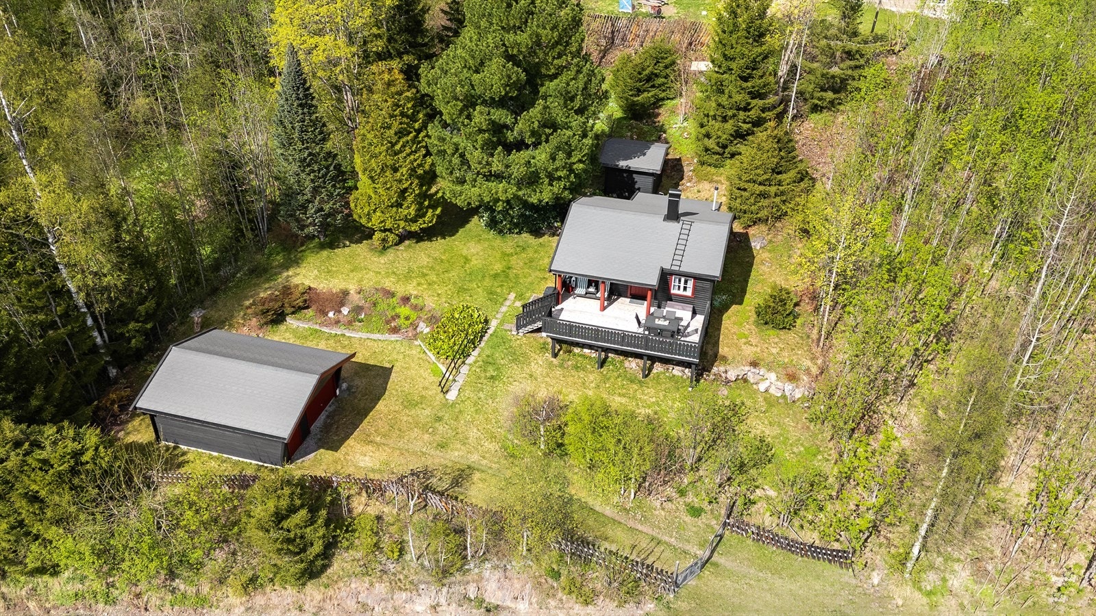 Hyttetunet med hovedhytte, garasje, anneks og stabbur. Galleribilde