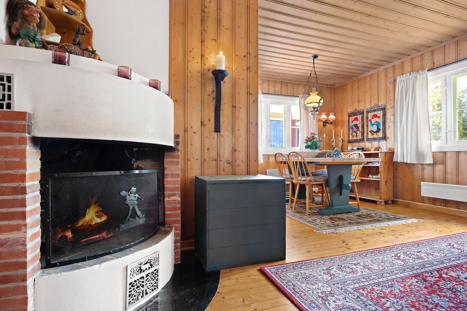 Den åpne peisen i stuen er et naturlig samlingspunkt på kalde dager. Galleribilde