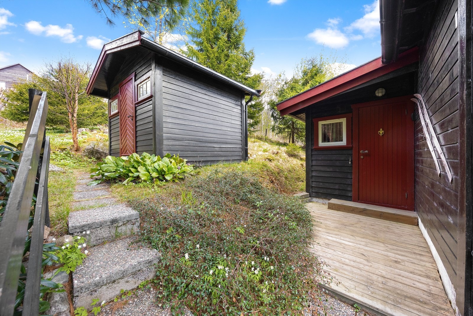 Hyggelige gangstier binder bygningene på tunet sammen. Galleribilde