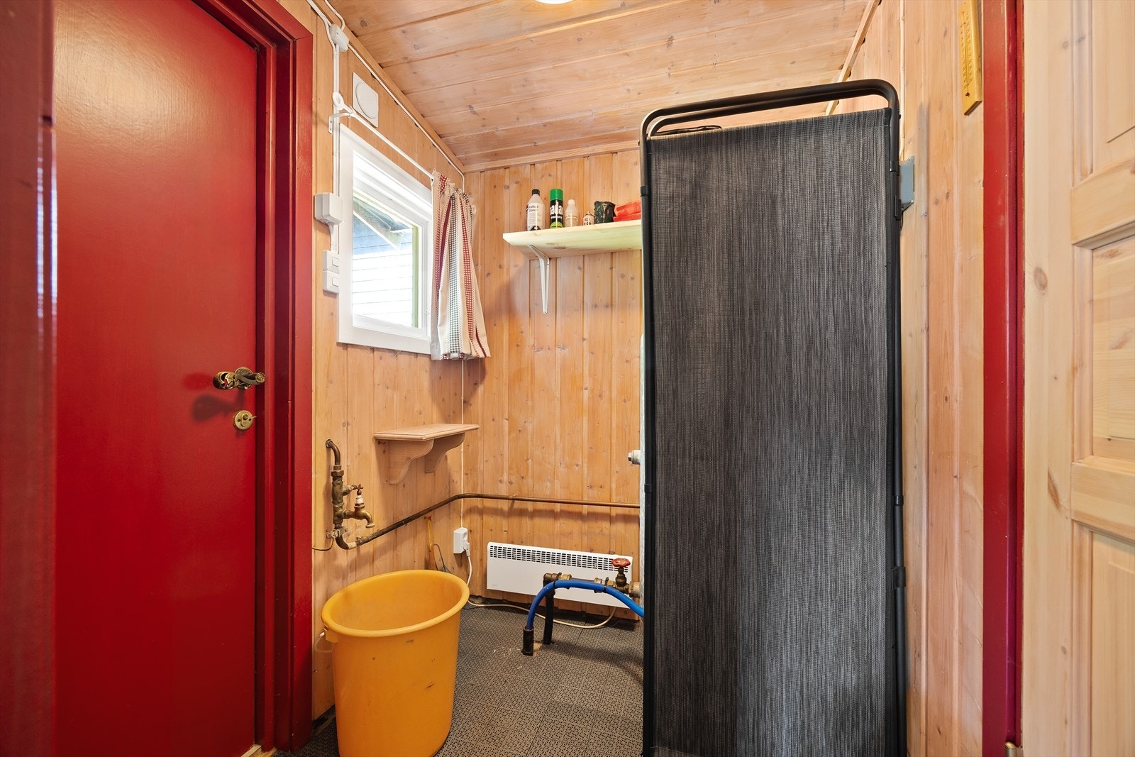 Praktisk rom med tekniske installasjoner. Her er det i tillegg utgang til hageområdet, som gir enkel tilgang til toalettrommet for gjester i stabburet og annekset. Galleribilde
