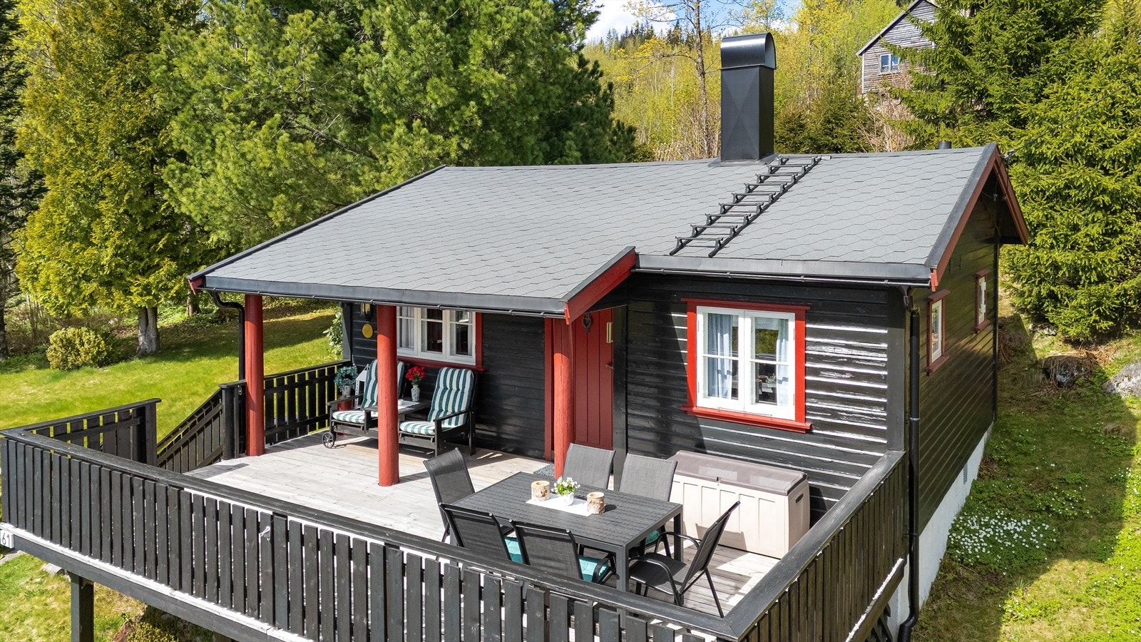 Herfra er det umiddelbar nærhet til milevis med preparerte skiløyper, og kun en kort kjøretur til Hurdal Skisenter. Galleribilde