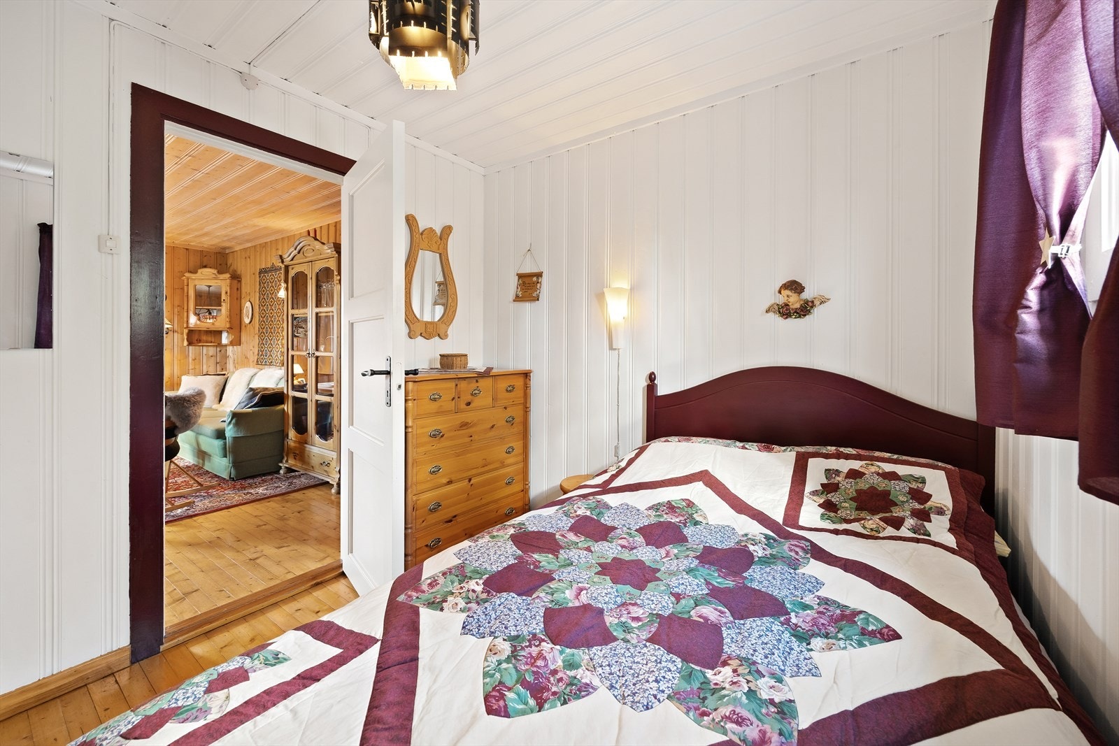 Soverommet i hovedhytta har plass til dobbeltseng og oppbevaringsmøbler. Galleribilde