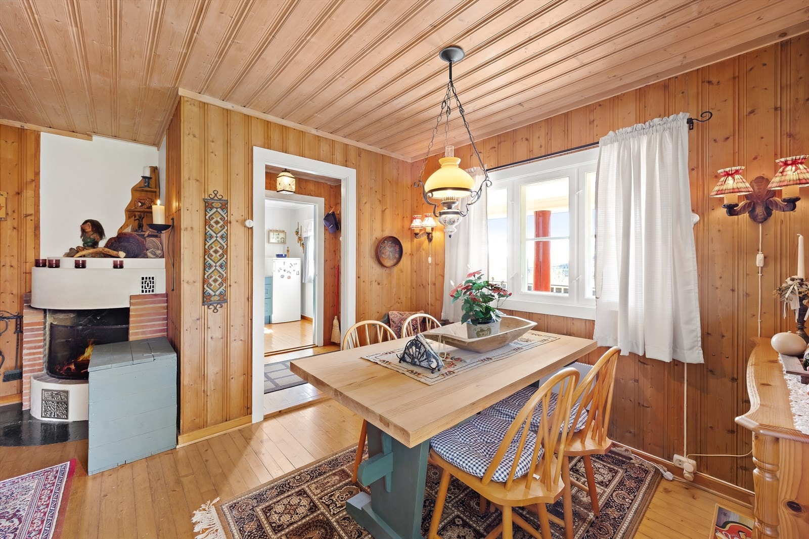 Spisestuen har plass til hele familien og ligger i åpen løsning mot resten av stuen. Galleribilde