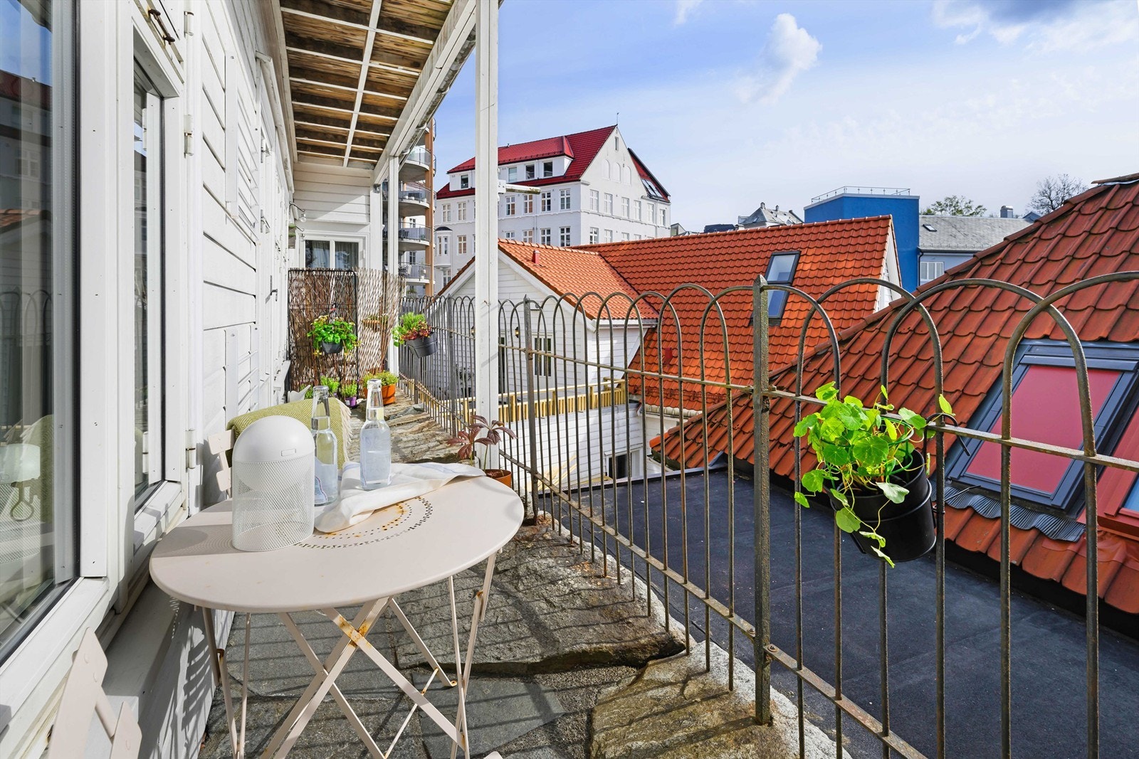 Fra stuen er det utgang til en vestvendt og overbygget uteplass med skiferdekke, utsikt mot deler av Bergenhus Festning og noe sjøutsikt.
Foto: Mats Lie Galleribilde