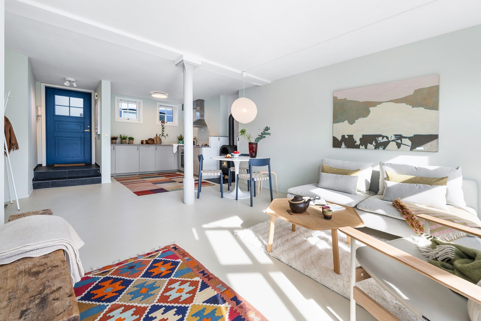 Leiligheten har god takhøyde og en lys og åpen løsning. Det gir muligheter for flere sosiale soner og ulike møblerings alternativ. Galleribilde