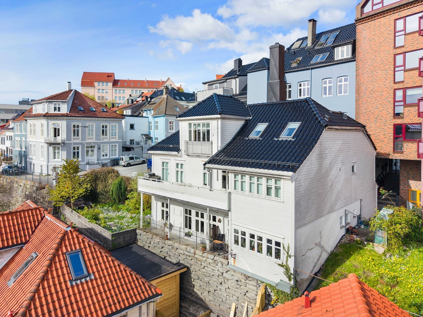 Leiligheten ligger tilbaketrukket uten innsyn. Bygget er oppført i 1900 og ble ombygget fra bakeri til leiligheter i 2004. Galleribilde