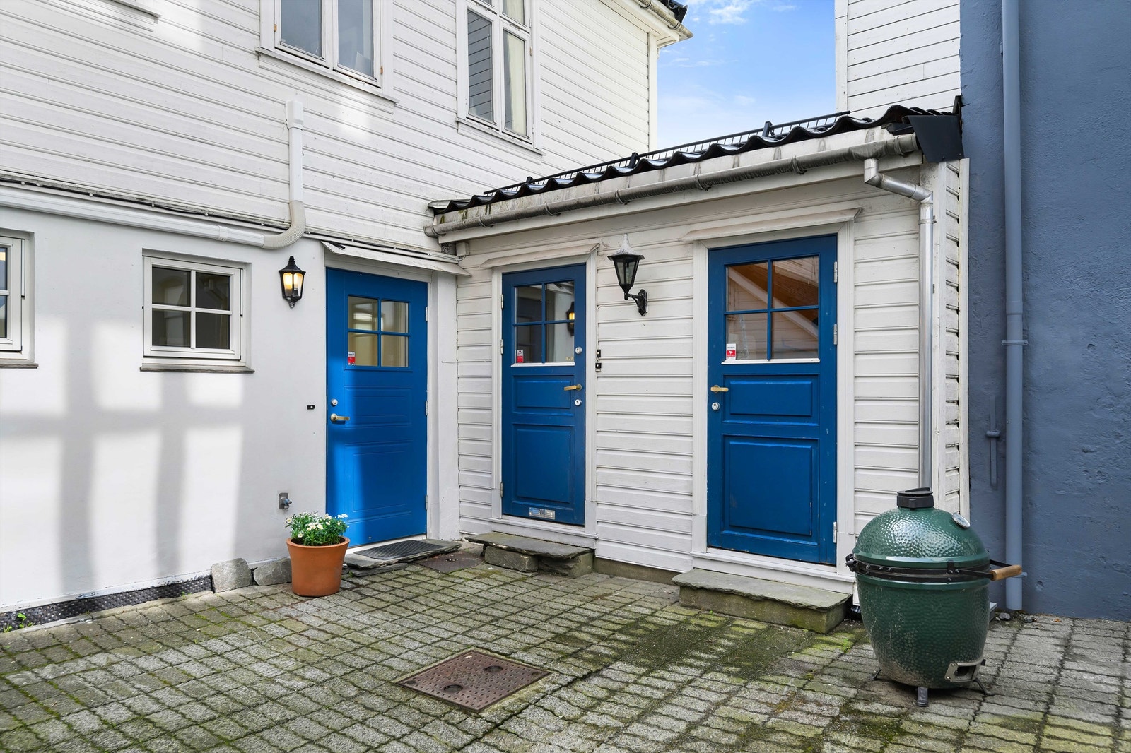 Egen inngang fra et lukket gårdsrom. Til leiligheten hører en bod på 4 m² med egen inngang. Galleribilde