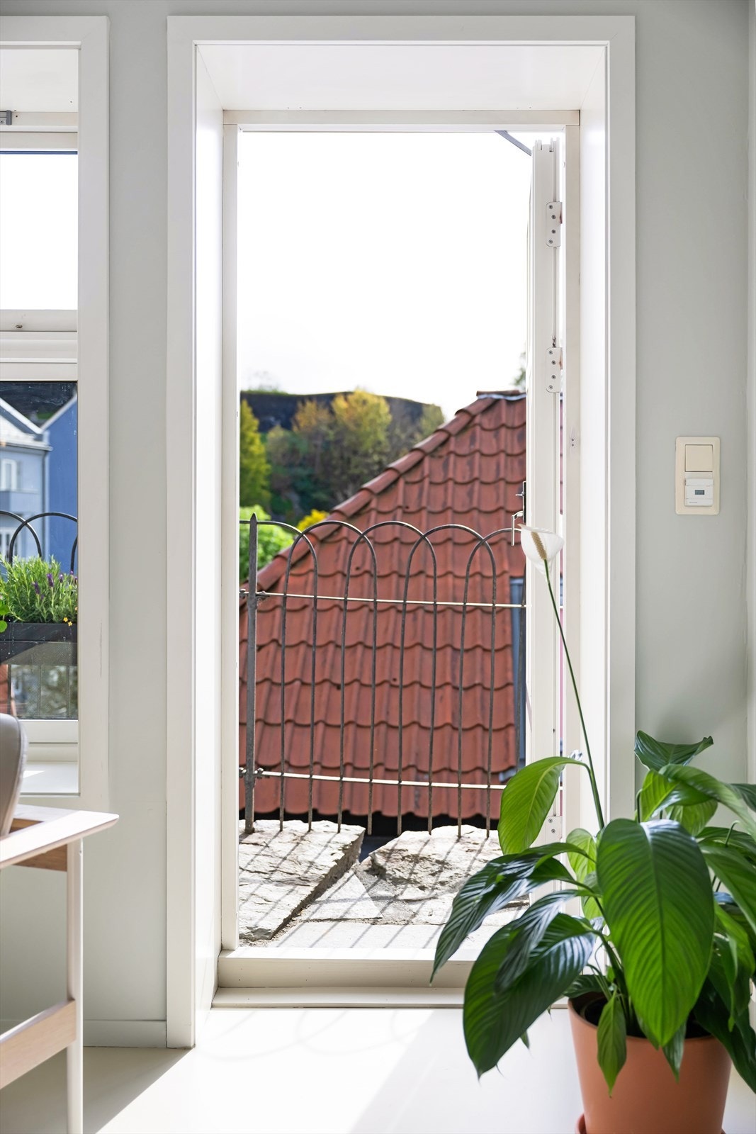 Terrassedøren åpner opp stuen mot uteplassen. Galleribilde