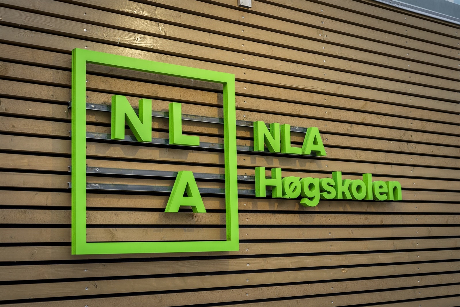 Beliggenheten er ideell med kort vei til utdanningsinstitusjoner som NLA Høgskolen. Galleribilde