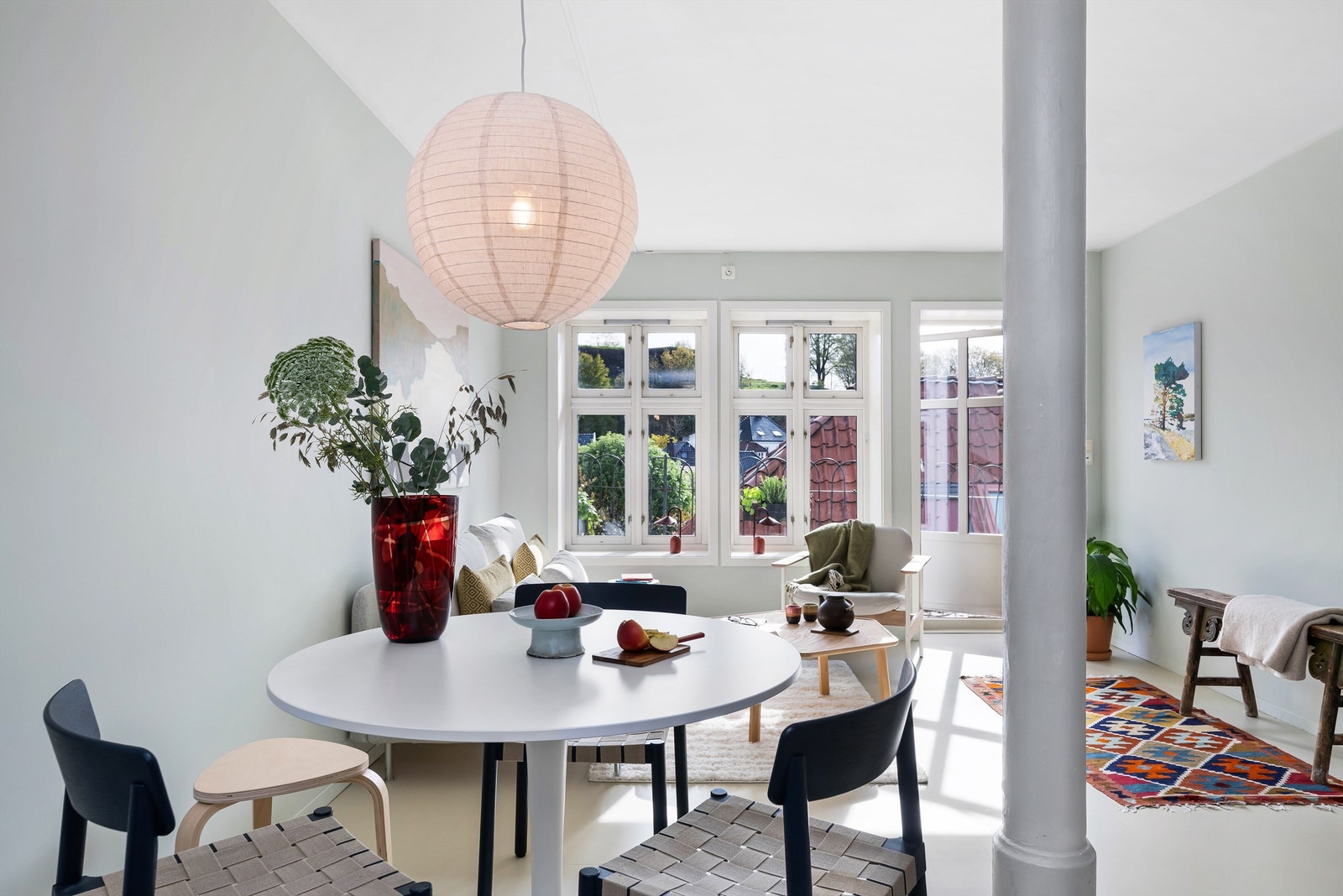 Store vindusflater som slipper inn både utsikten og rikelig med naturlig lys. Leiligheten ligger fint til uten innsyn. Galleribilde