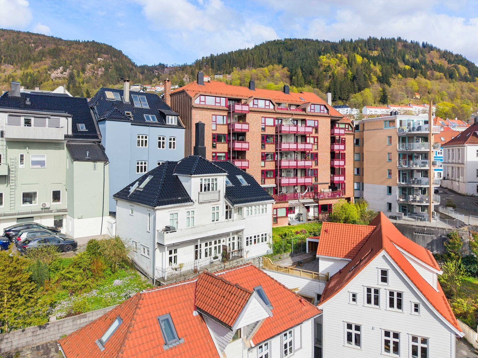 Leiligheten ligger i 1. etasje, men på grunn av den høye grunnmuren vil du føle at den ligger høyere oppe. Galleribilde