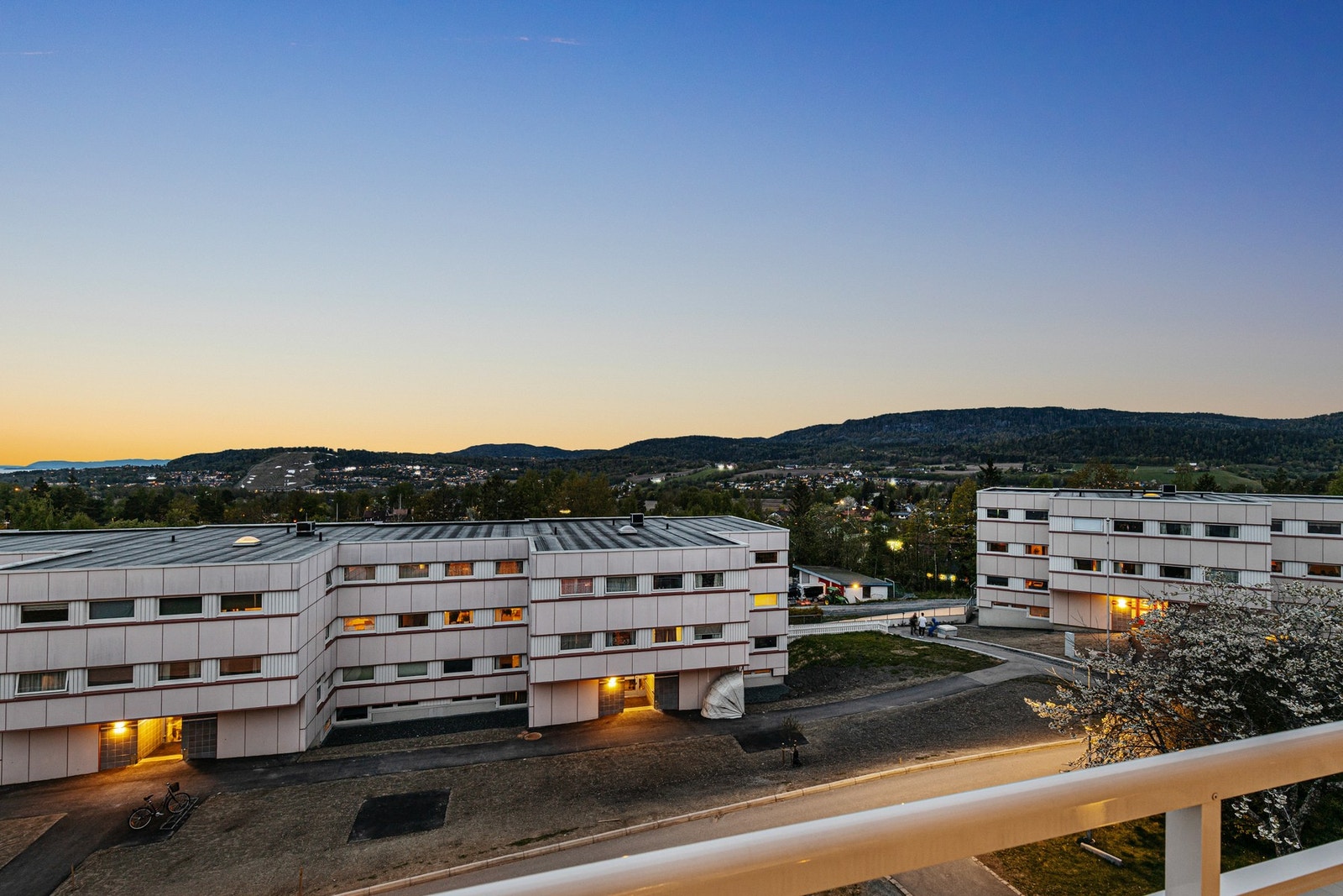 Fellesområder og bygg med moderne uttrykk Galleribilde