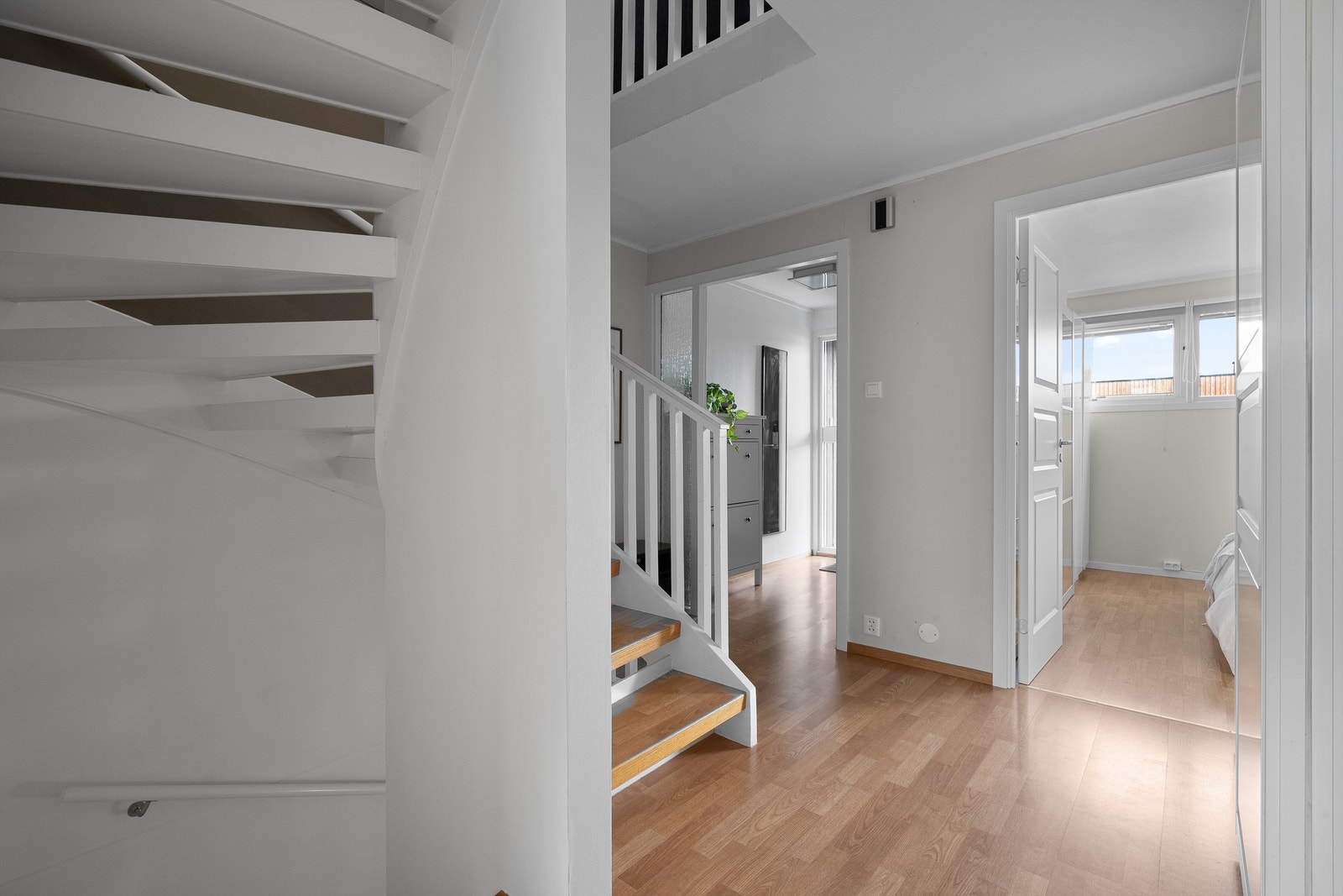 Det er god planløsning med entré, gang, 3 soverom og bad i samme etasje. Galleribilde