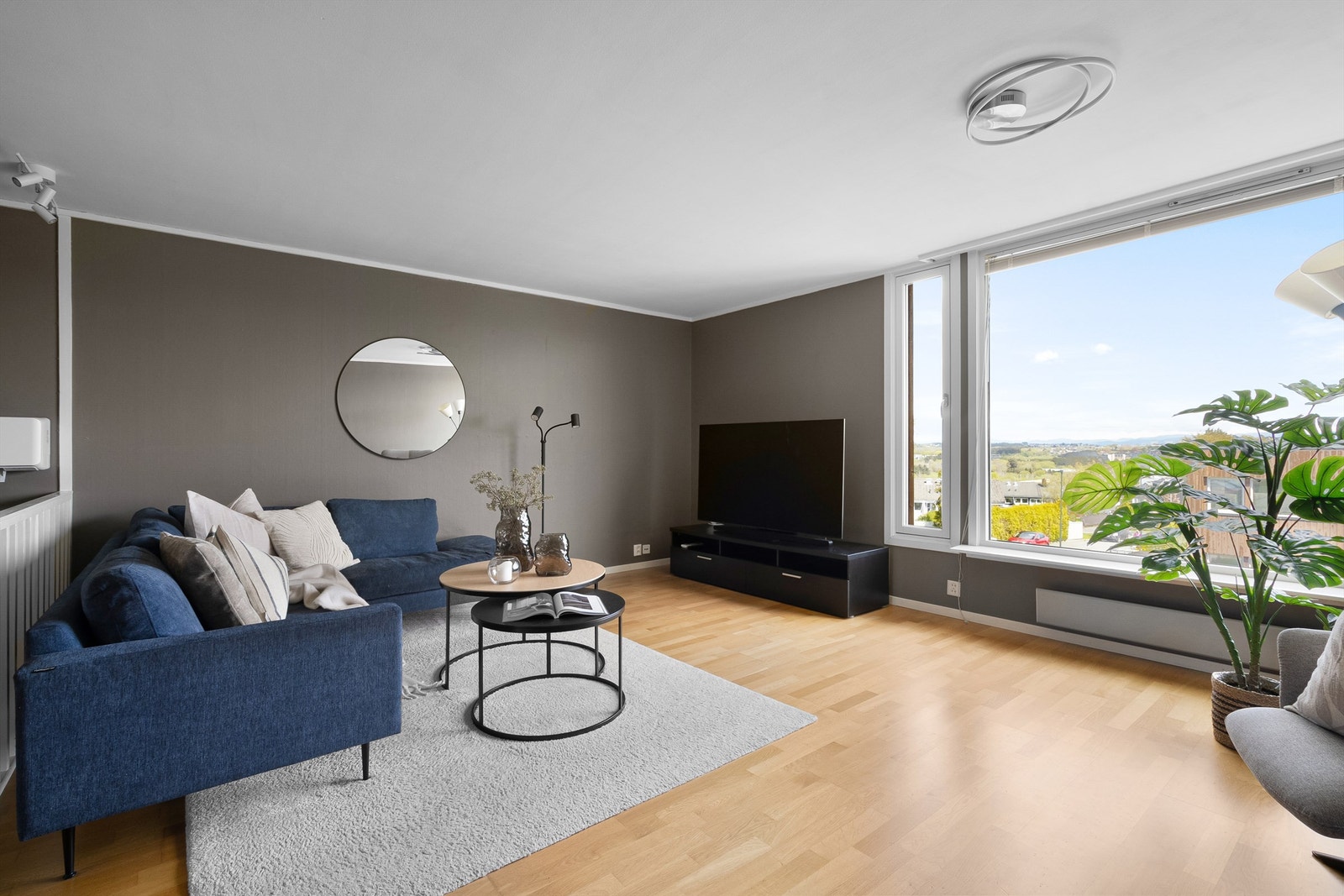 God plass til stor salong og ekstra sittegruppe om ønskelig. Eventuelt et spisebord. Galleribilde