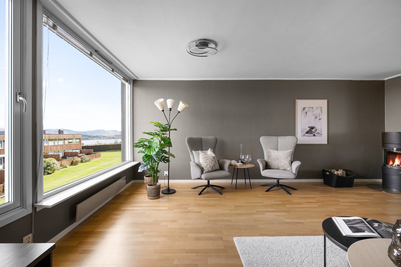 Malte vegger, store vinduer og parkett på gulv. Galleribilde