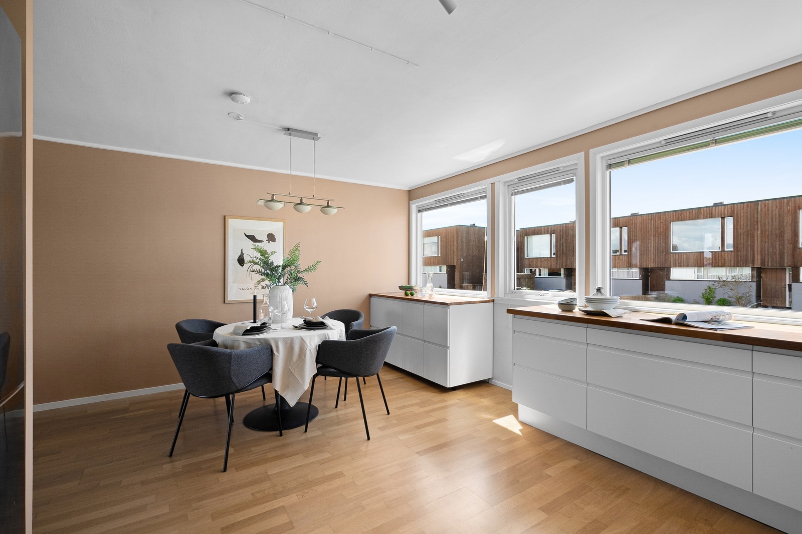 Det er også plass til spisebord ved kjøkken.
Det er store vindusflater på kjøkken, som gjør det ekstra lyst og åpent. Utsyn mot vest . Galleribilde