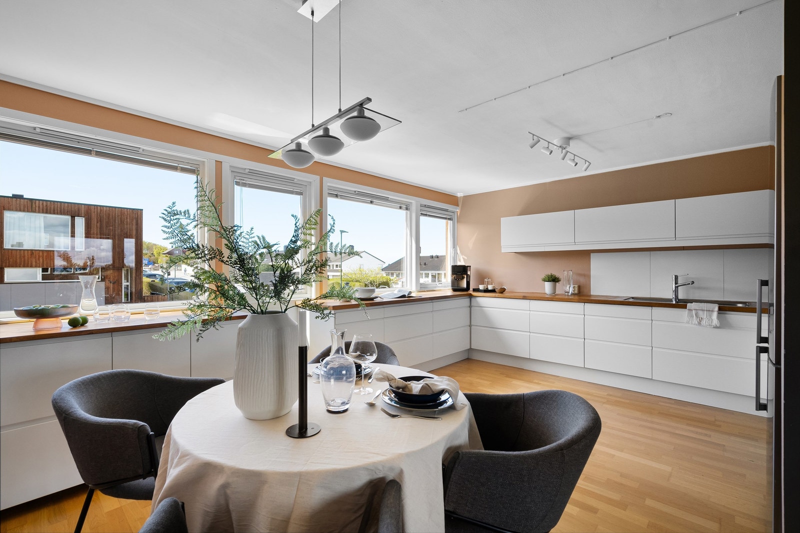 Romslig kjøkken m/plass til spisebord. Kjøkken er fra 2009 fra IKEA. Galleribilde
