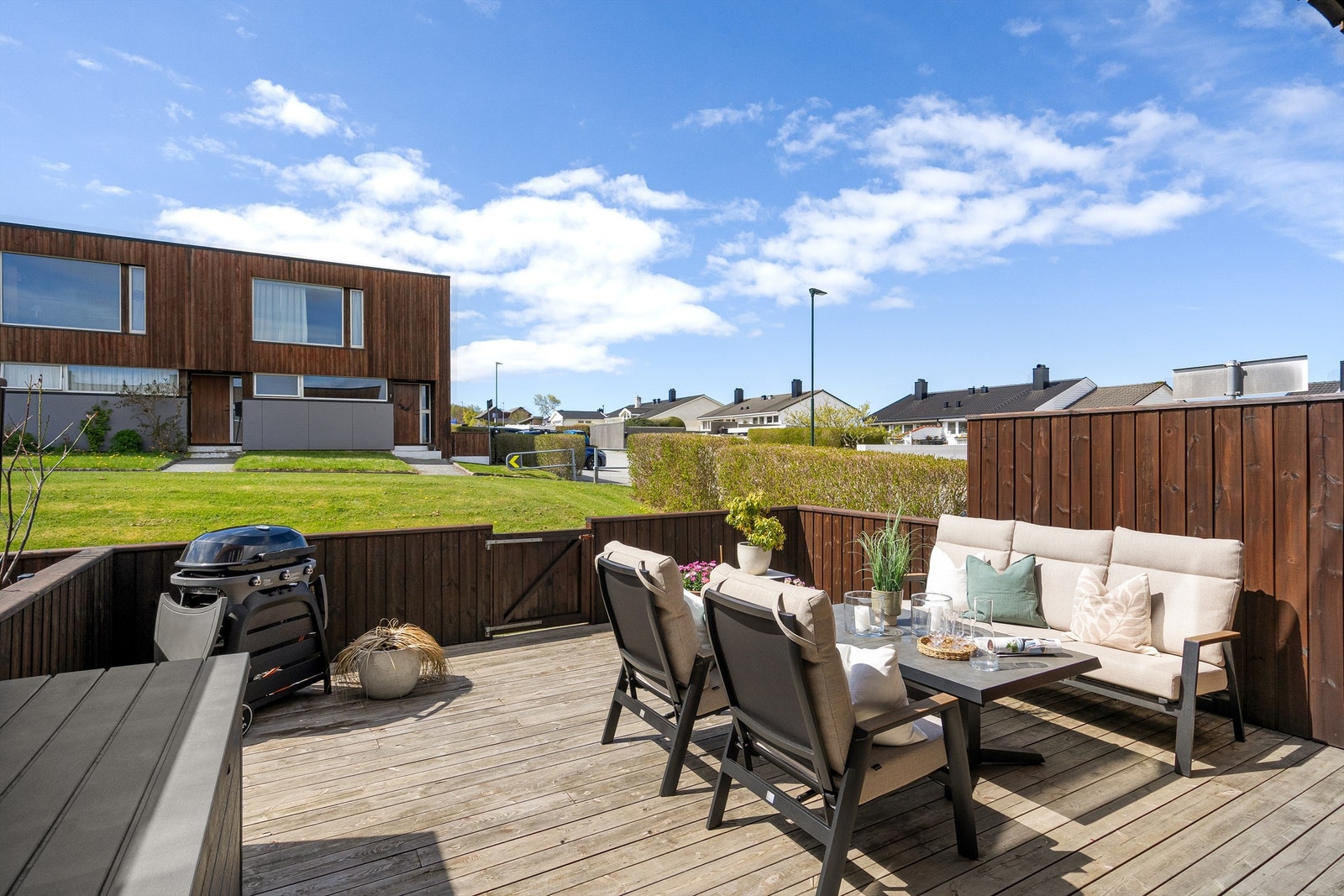 Stor terrasse mot vest på 35 kvm med rikelig plass til hagemøbler og grill. Galleribilde