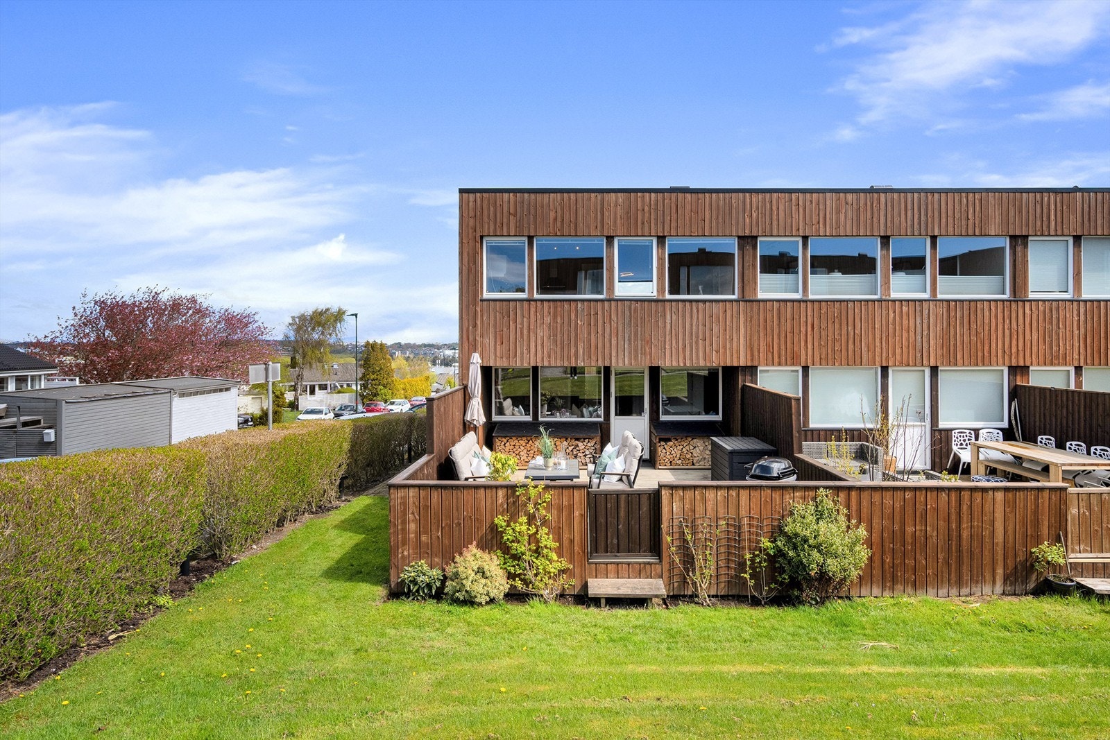 Dette er et etablert og rolig boligområde, hovedsakelig bestående av eneboliger og rekkehus, hvor du har en fin balanse mellom landlig ro og bynær beliggenhet Galleribilde