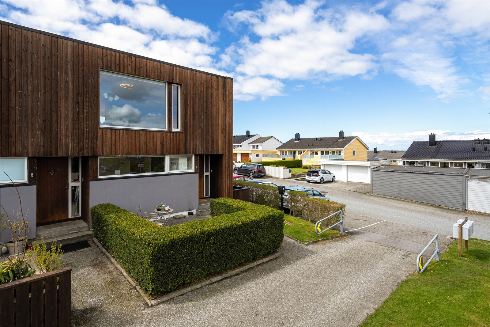 Boligen ligger som enderekkehus og har parkering i gate rett utenfor, med mulighet for el-bil lader. Boligen fikk ny kledning, isolasjon og tak ca 2009/2010. Galleribilde