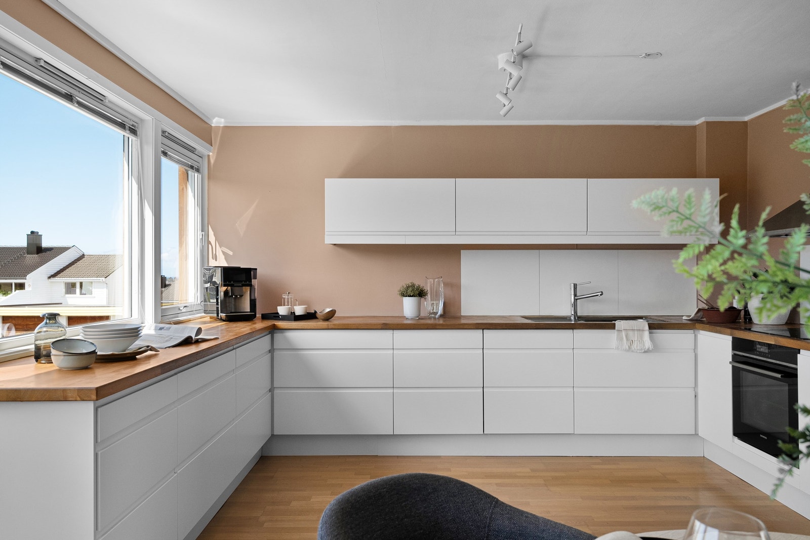 Kjøkkenet har meget bra med skuffeplass og arbeidsflater på benk. Innredning i hvitt og heltre benkeplate. Galleribilde