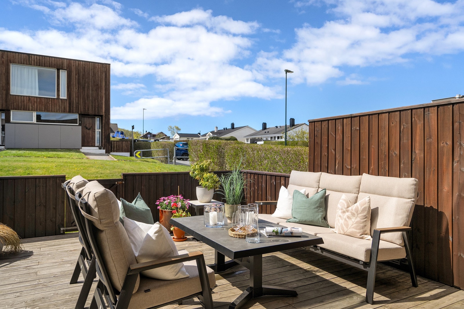 Stor terrasse mot vest m/gode solforhold. Galleribilde