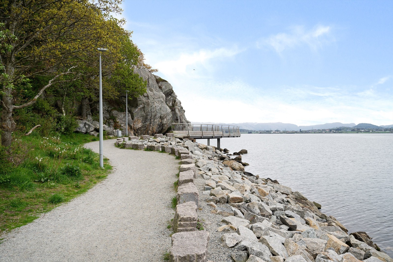 Turområdene langs fjorden inviterer til gåturer eller en løpetur i vakre omgivelser rett utenfor døren. Galleribilde