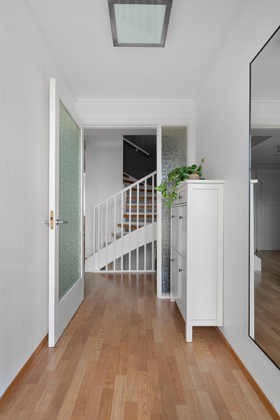Det er parkett på gulv og malte veggflater. Galleribilde