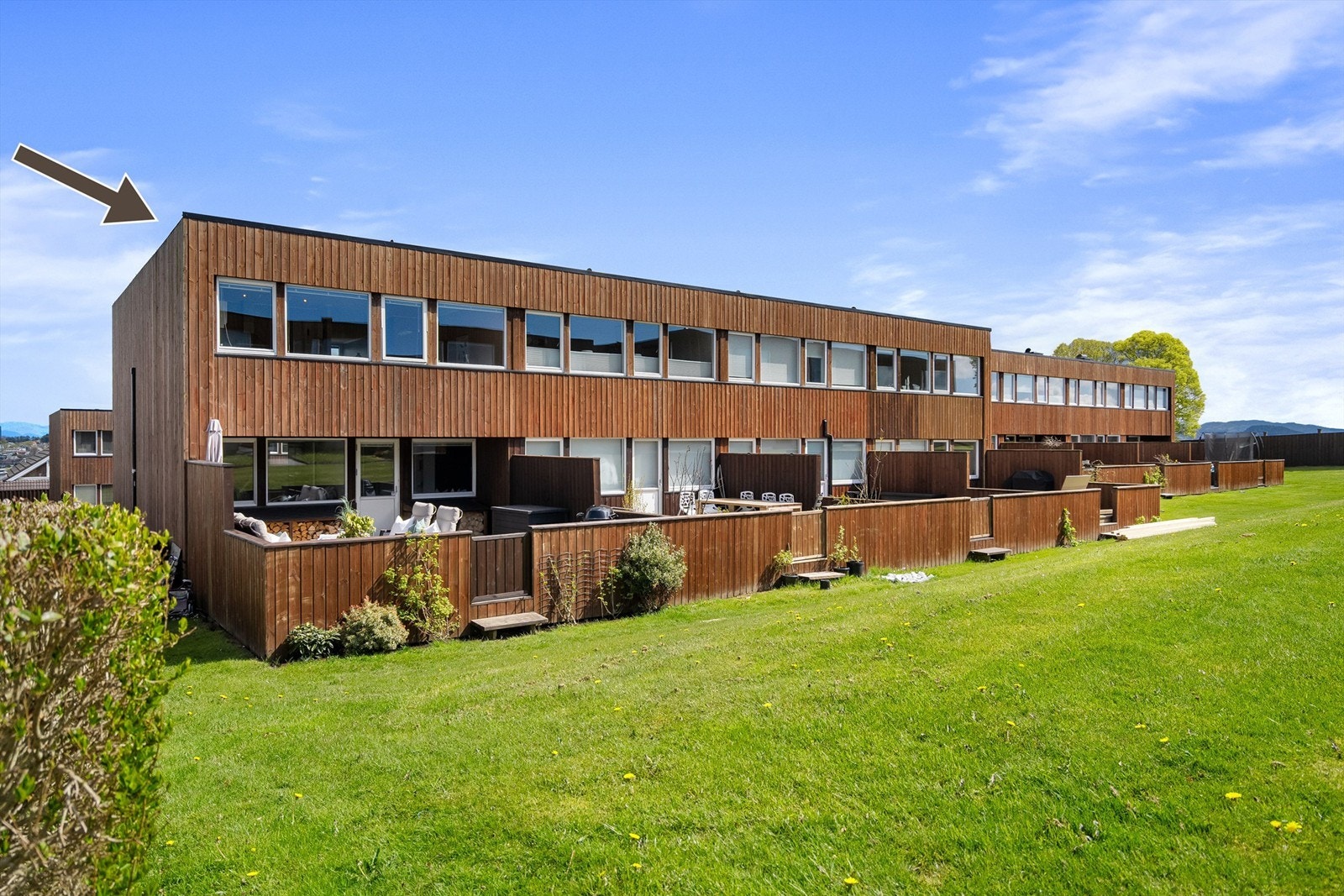 Fint og innholdsrikt enderekkehus med god planløsning over tre plan. 3 sov, 2 bad, 2 stuer. Solrik terrasse. Parkering. Påbygd og utvidet i 2009/2010. Galleribilde