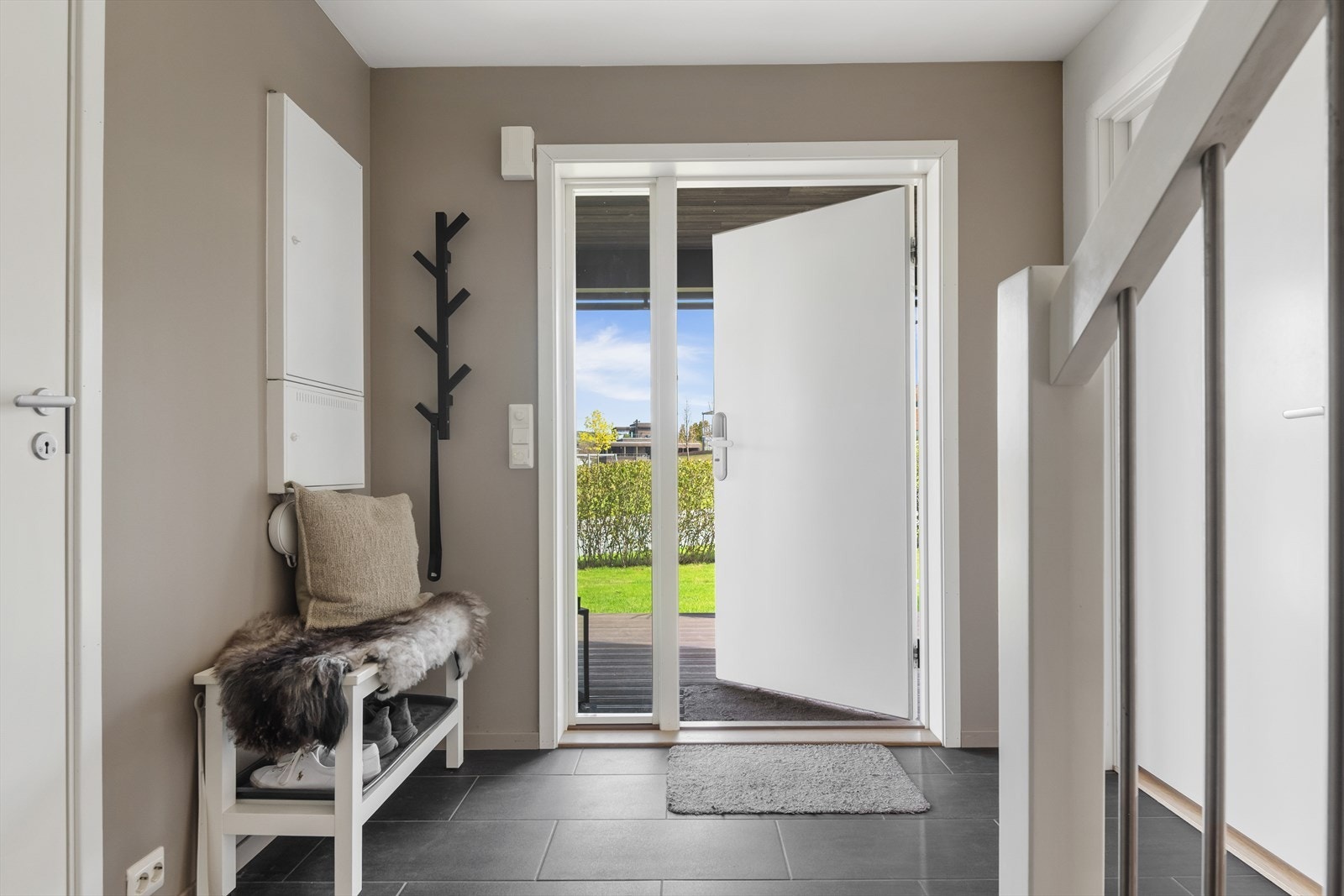 Entréen fremstår som lys og innbydende, med en lys og harmonisk farge. Galleribilde