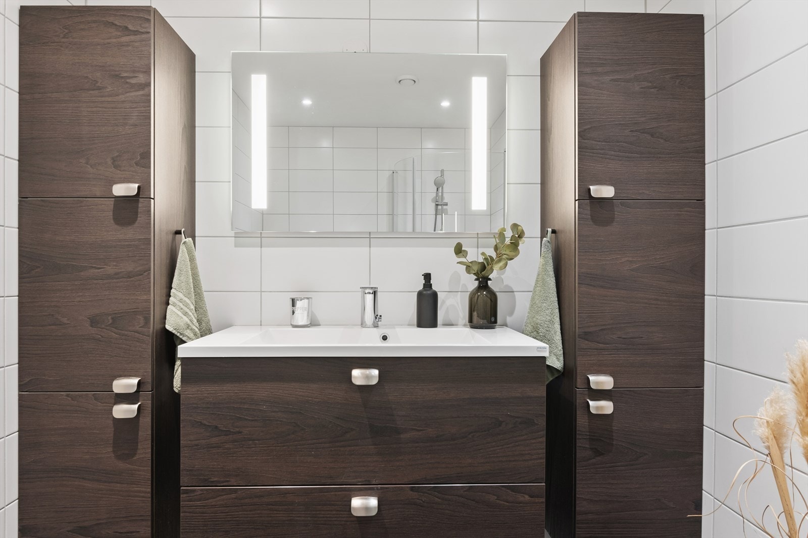 Badet er godt utstyrt med skapplass, noe som gir deg mange oppbevaringsmuligheter. Galleribilde