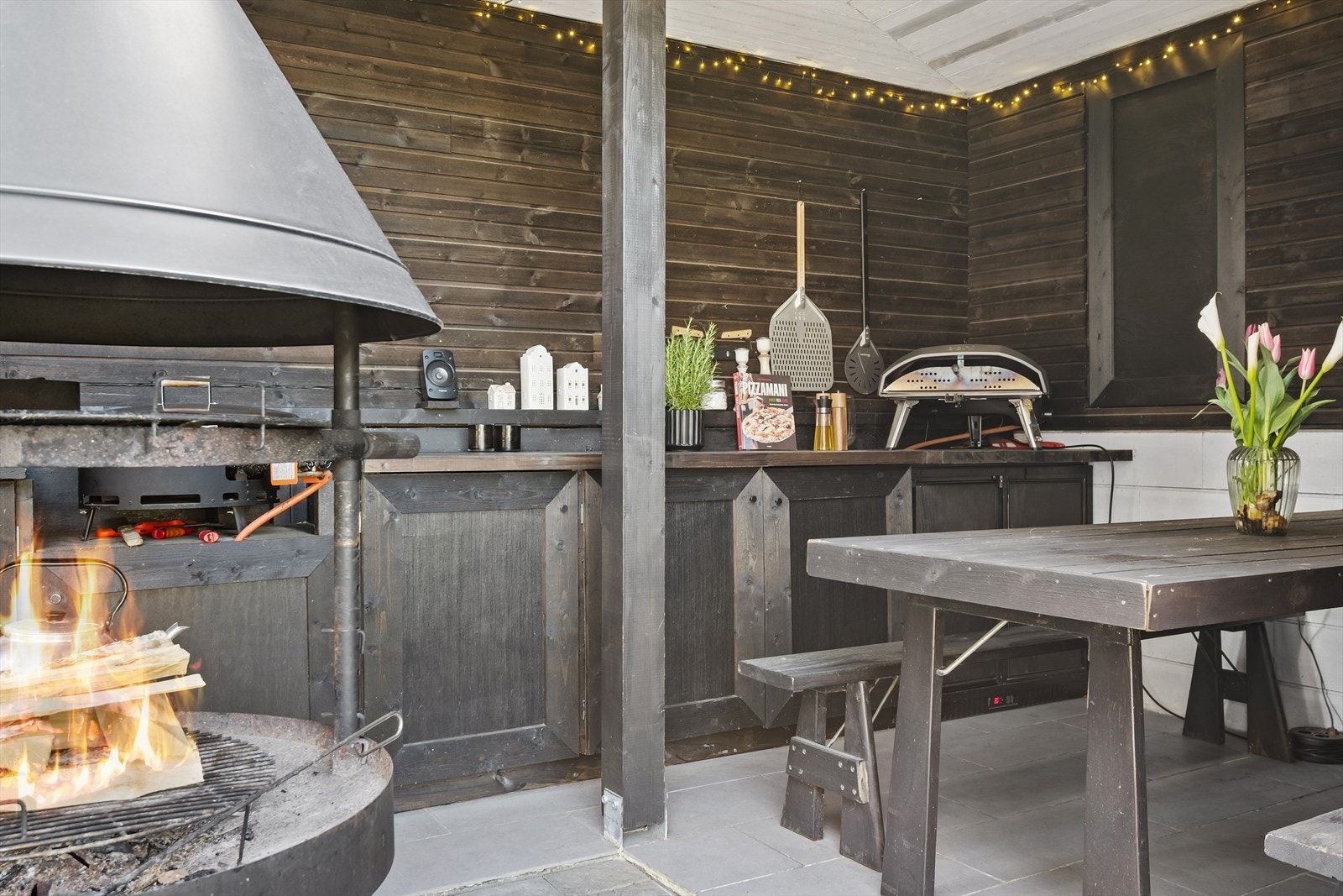 Flott utekjøkken med flere muligheter for matlaging og hygge. Galleribilde