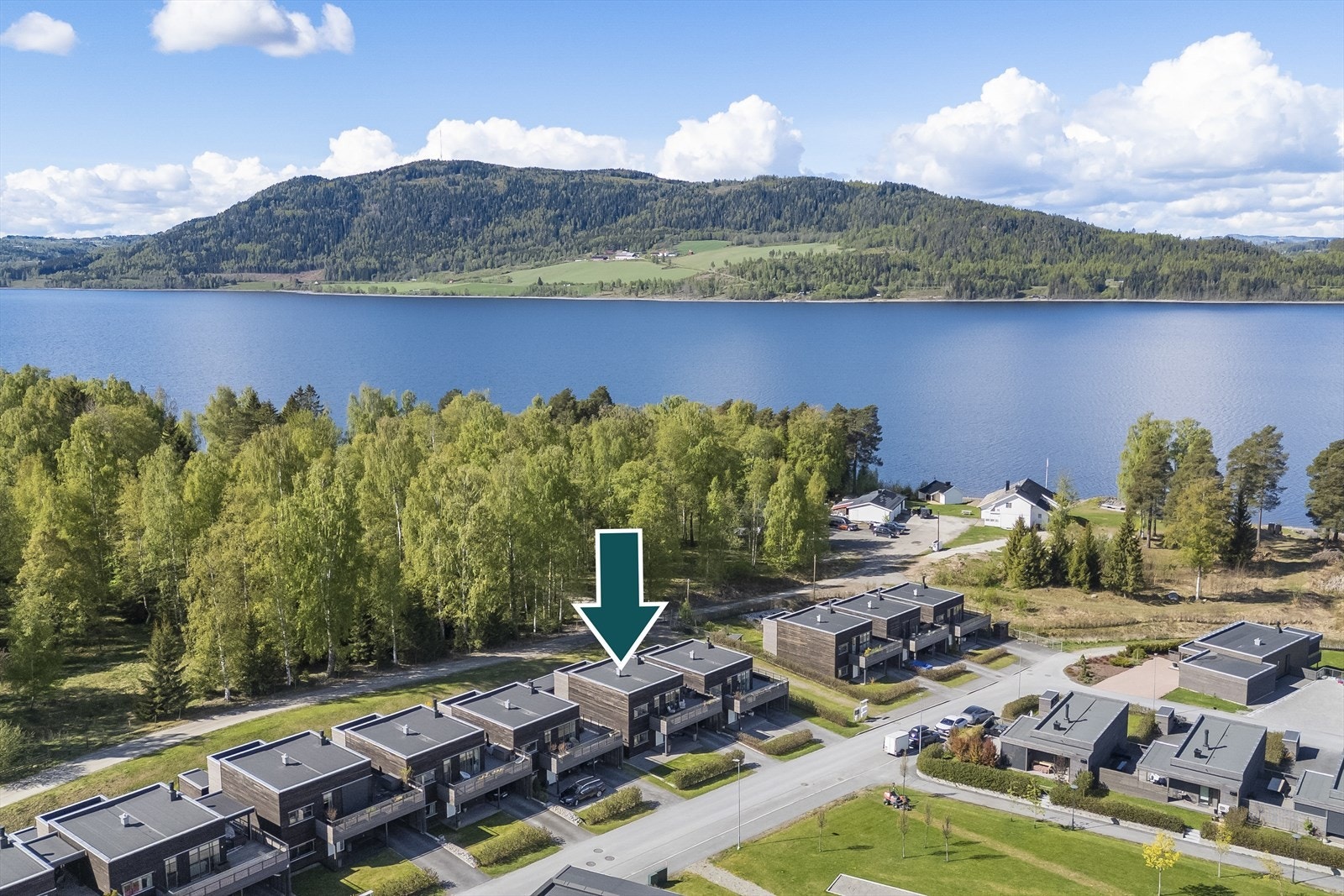 Boligen er beliggende i et nyere og attraktivt boligfelt med nærhet til Mjøsa. Galleribilde