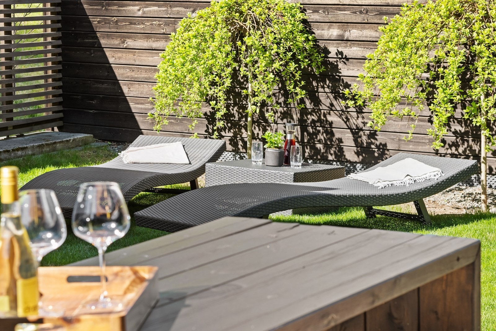Nyt late sommerdager i boligen sin egen hage. Galleribilde