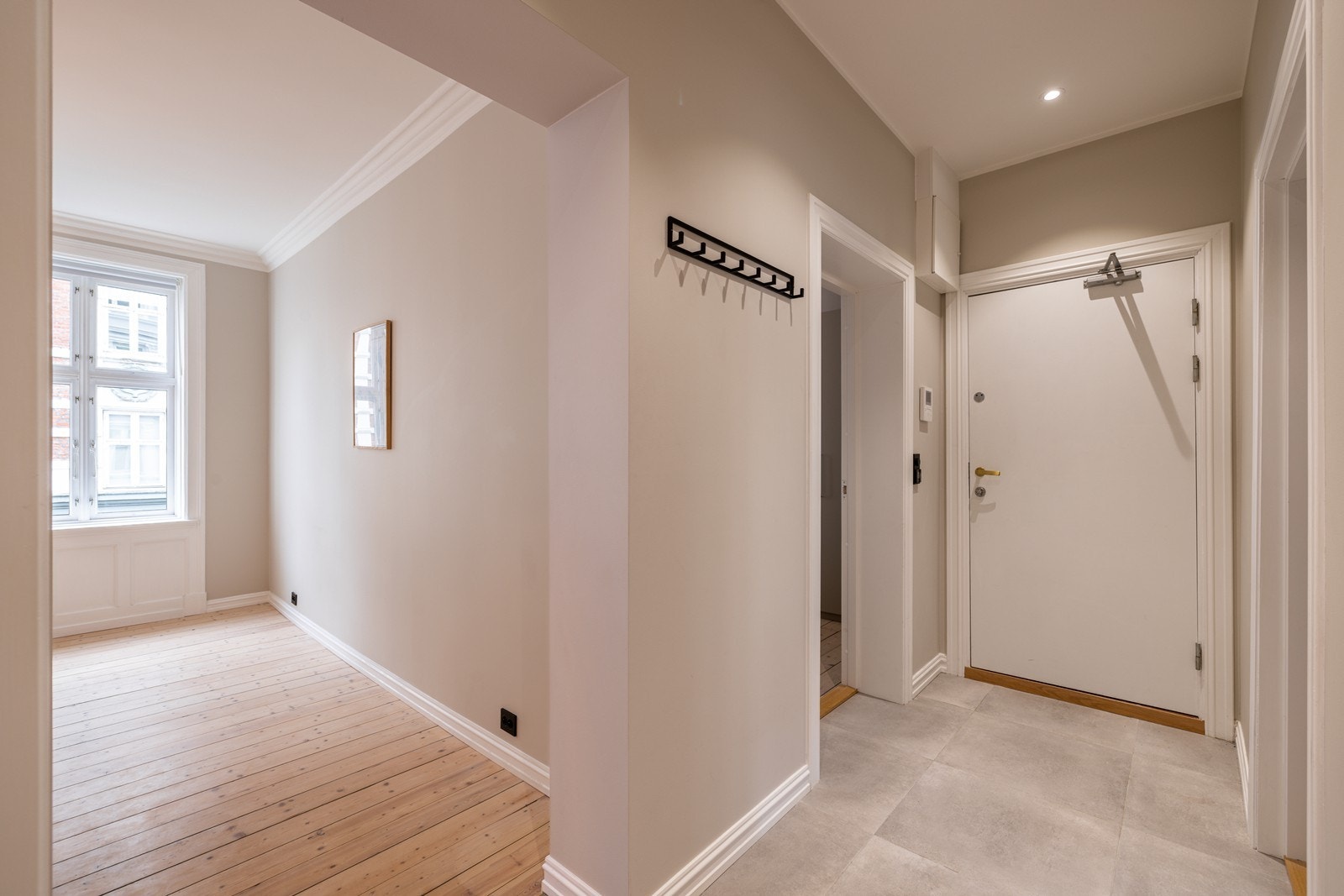 Gangareal med fliser, downlights og praktisk forbindelse mellom entré, bad, soverom og oppholdsrom Galleribilde