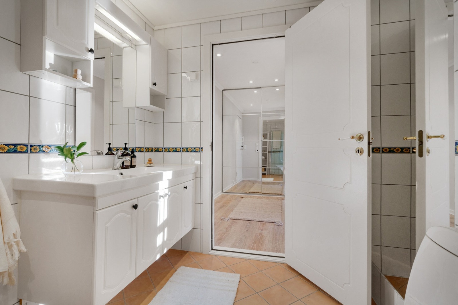 Badet i denne etasjen er helfliset med toalett, dusj og servant med oppbevaring. Galleribilde