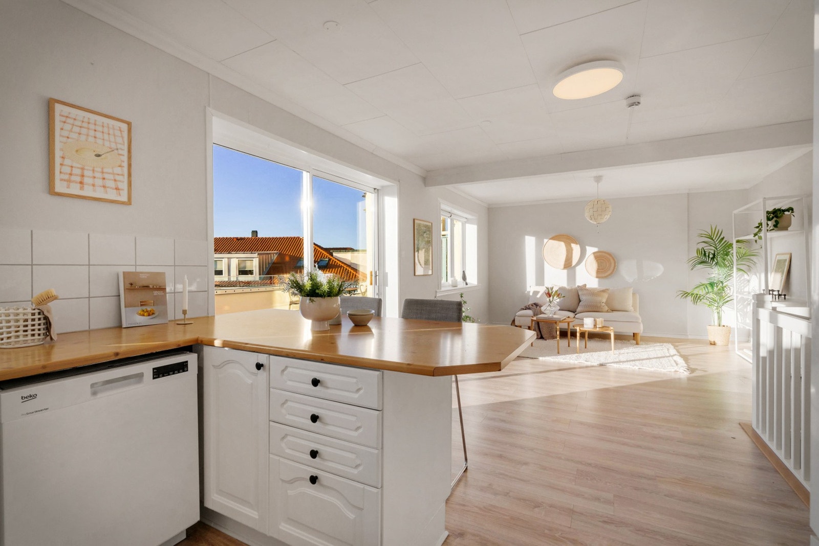 Kjøkkenet er åpent og sosialt med resten av rommet - perfekt når du inviterer til middagsbesøk. Galleribilde