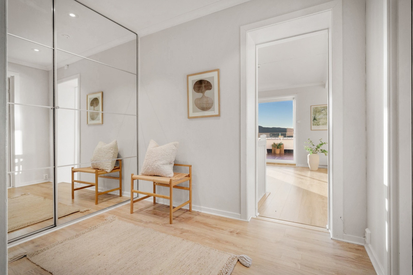 Velkommen inn! Entréen har god plass til oppbevaring av yttertøy og sko i den integrerte garderobeløsningen Galleribilde