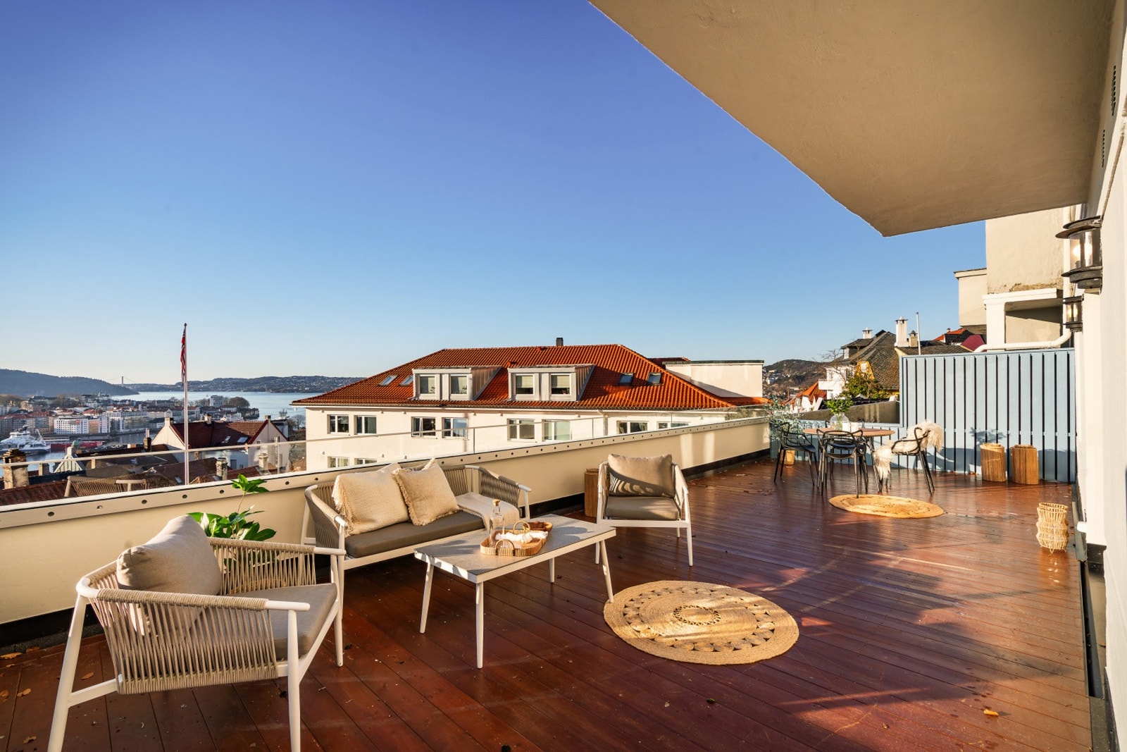 Terrassens størrelse gjør det enkelt med møblering, her kan du invitere familie og venner til middag i fine omgivelser! Galleribilde