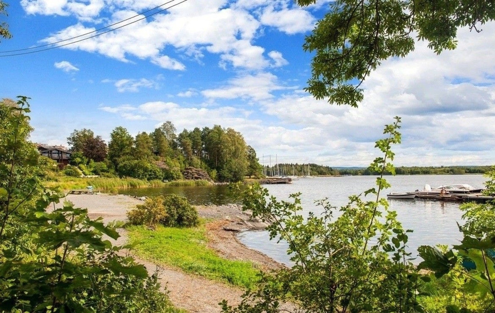 Idyllisk tursti og flere badestrender i nærområdet Galleribilde