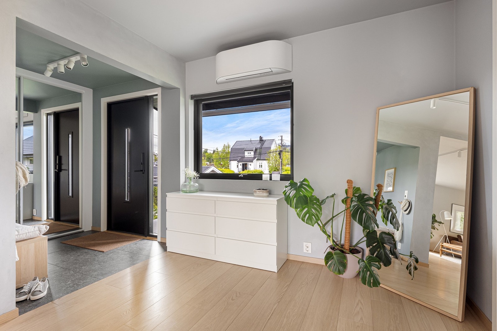 Flislagt entre med gulvvarme og garderobe Galleribilde