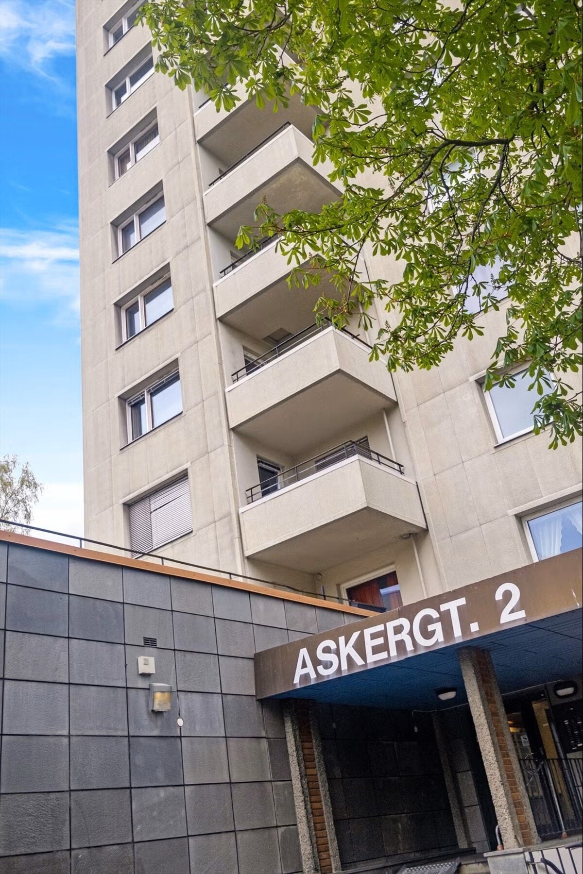 Fasadebilde av Askergata 2 (arkivbilde fra en varm sommerdag) Galleribilde